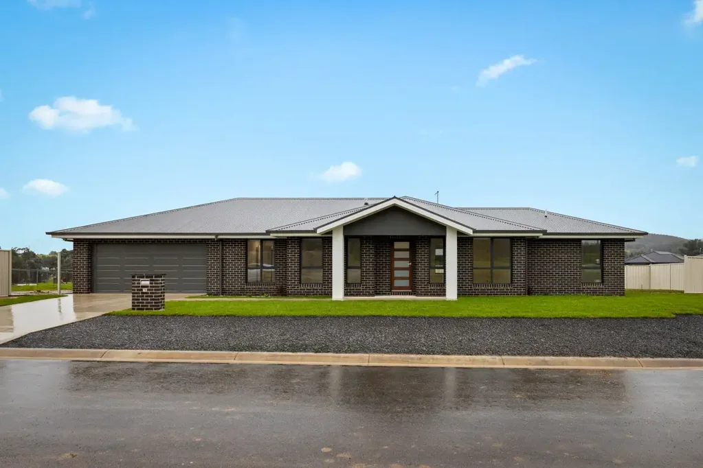 Stylish New Home Ready to Move In - Hamilton Valley