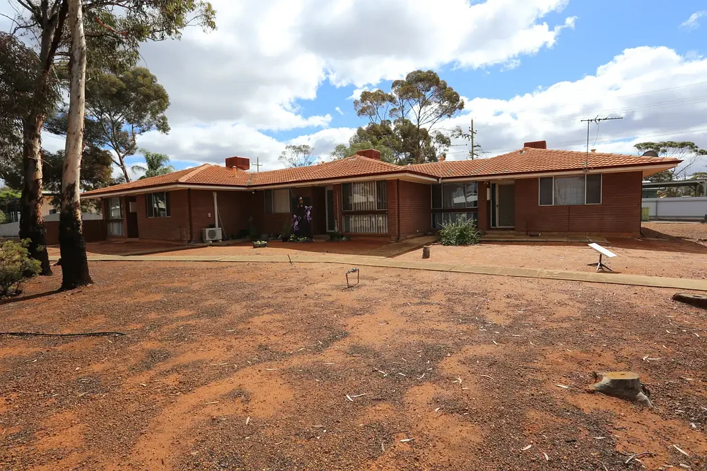 Kambalda West 6ਬੈੱਡਰੂਮ Rare Investment Opportunity - 3 Units on One Title!