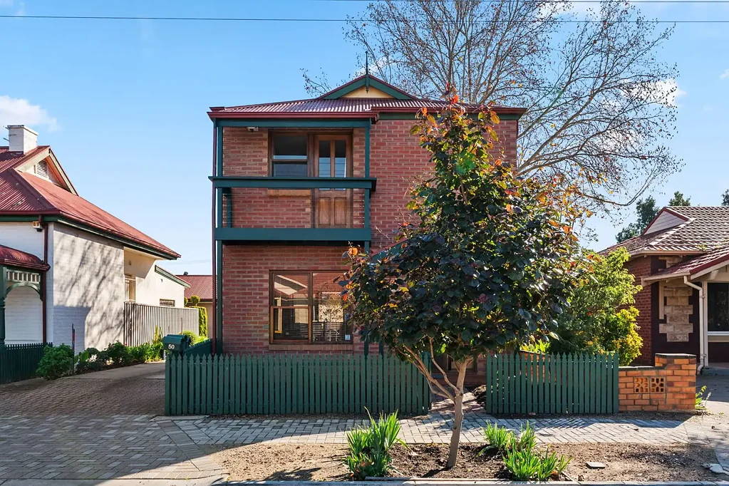 Thebarton 2Zimmer Renovated Street-Front Townhouse in Prime Inner-West Location.