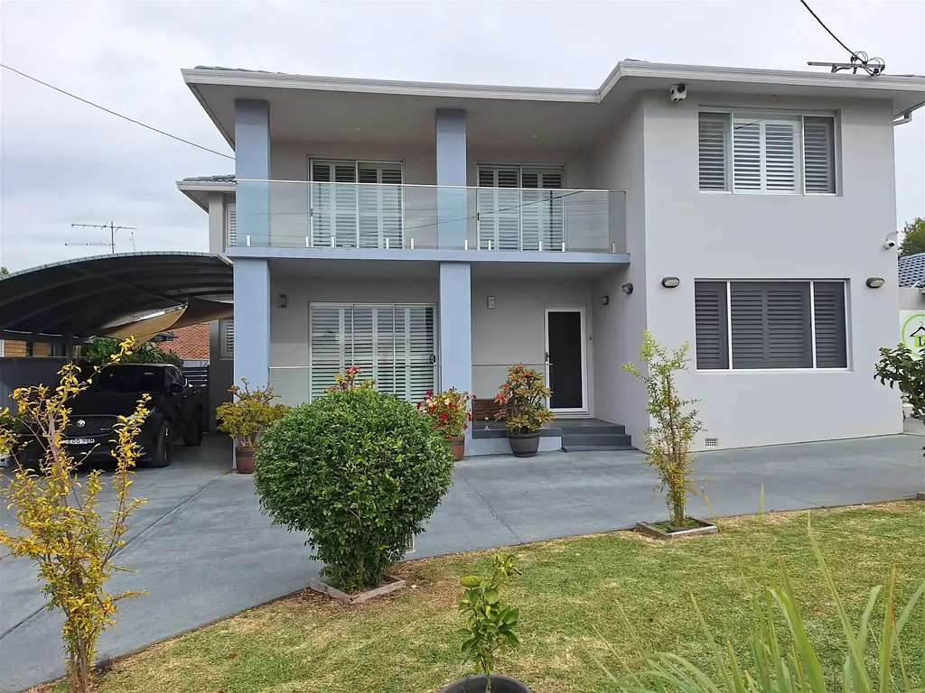 Moorebank 6Habitaciones A great Investment return home with potential development