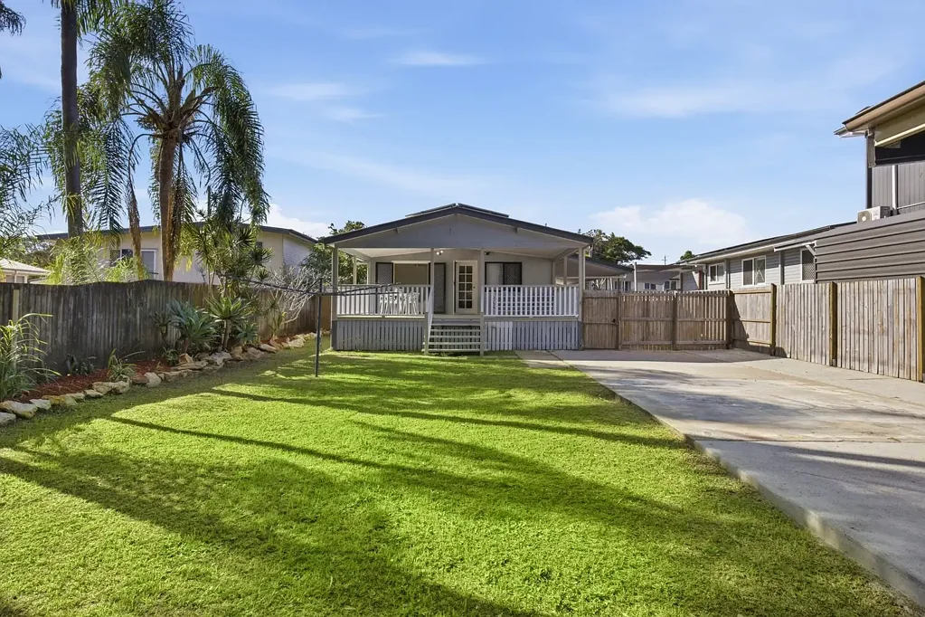 Wynnum 3ਬੈੱਡਰੂਮ Refined Bayside Living with Effortless Indoor-Outdoor Appeal