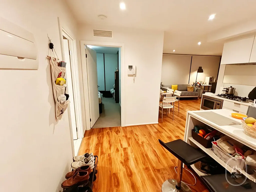 Fully Furnished 2-Bedroom Apartment with Car Space in Prime Southbank Location
