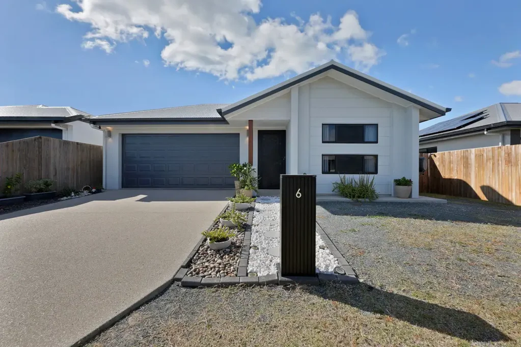 Bakers Creek 4房  Modern Family Home in Bakers Creek, Ooralea Waters.6 months old Why wait to Build!!!