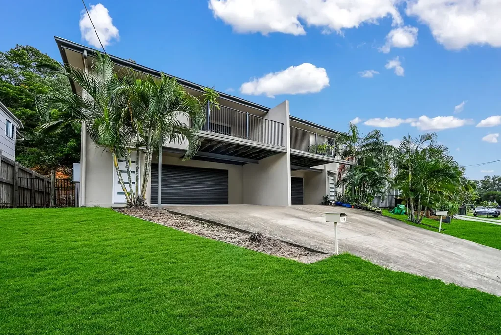 Mount Louisa 6 Bedroom Modern Duplex Investment in Mount Louisa – $900 Per Week Return!