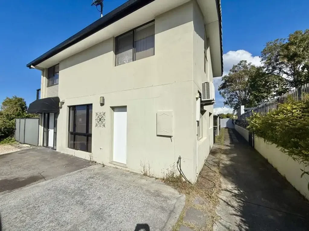 UNFURNISHED STUDIO APARTMENT IN CENTRAL LOCATION