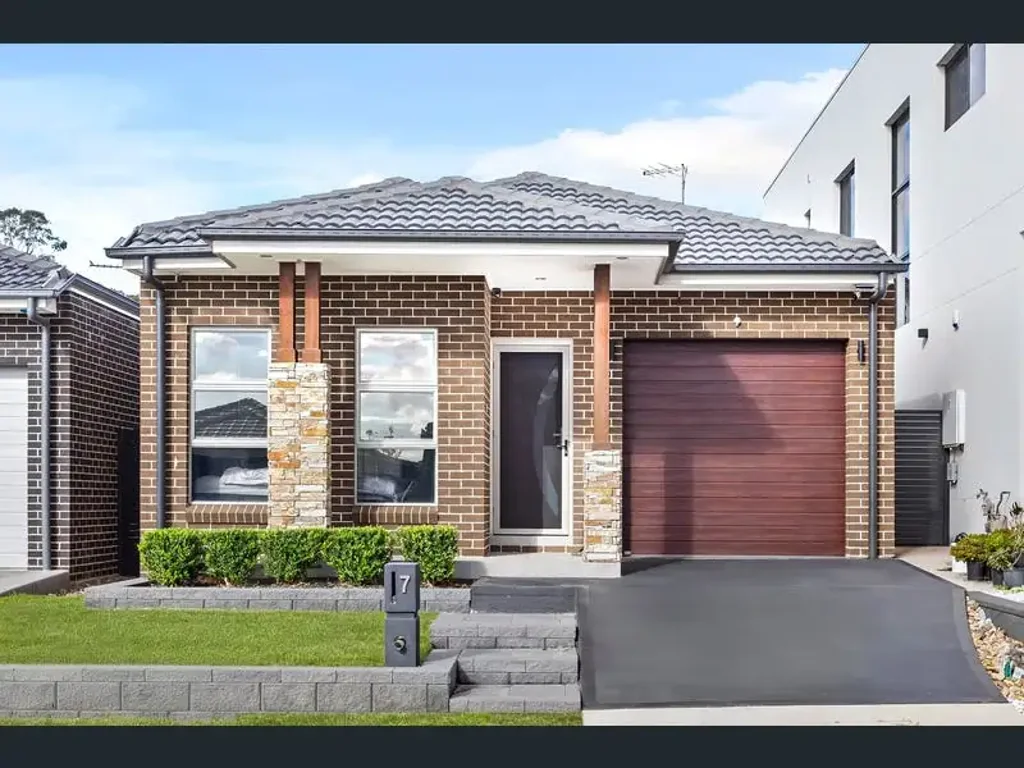 Austral 4 Slaapkamer Contemporary Family Living with Flexible 4-Bedroom Potential
