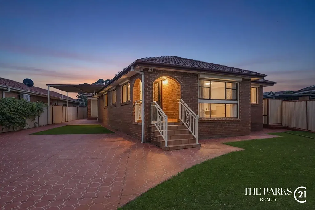 Bossley Park 5房 双收入物业  现代granny flat  宽敞土地  主卧带衣帽间  开放式起居区  靠近学校商店  黄金位置 HOUSE & GRANNY FLAT IN PRIME LOCATION