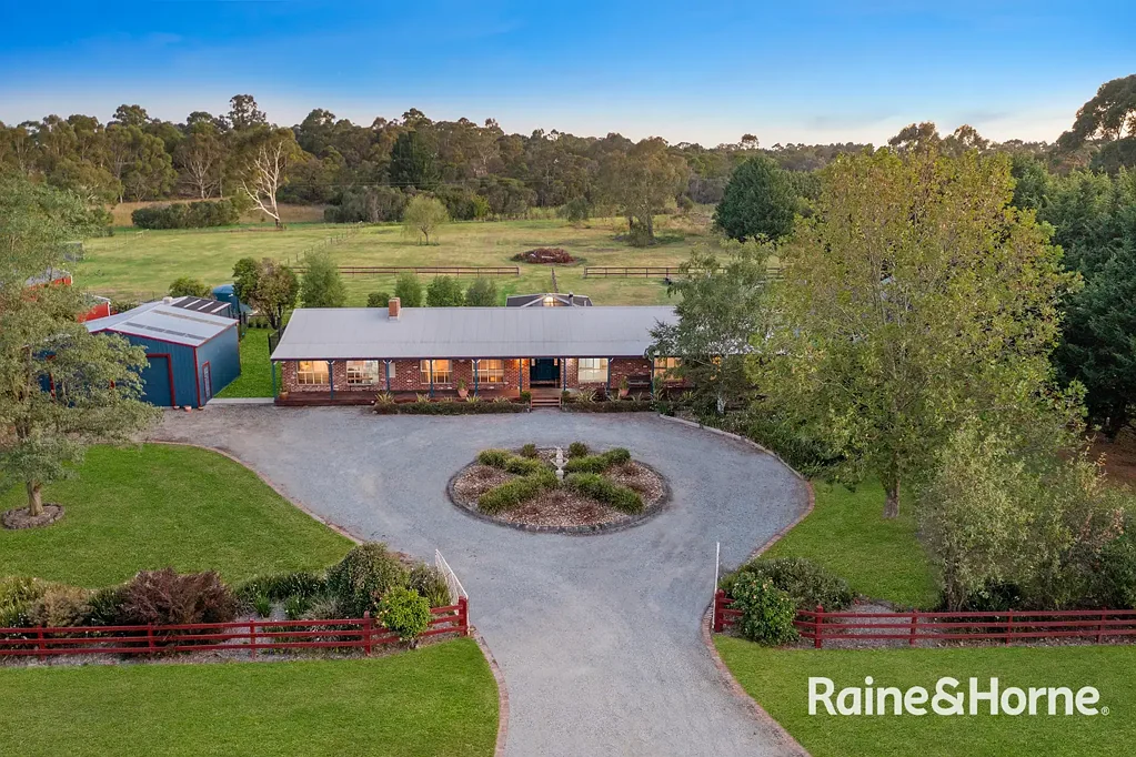 Pakenham 5房  Country charm meets Suburban convenience