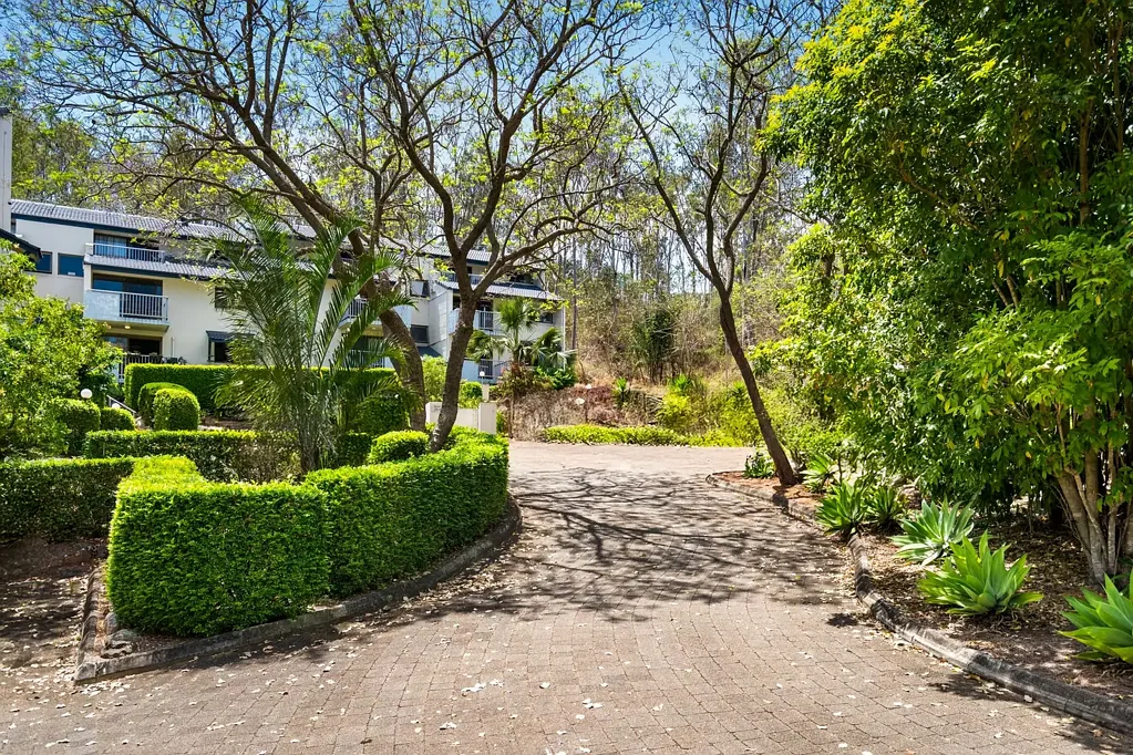 Kooralbyn 2房 Kooralbyn中心两卧 便捷底层单元 现代厨房 浴室翻新 开放式生活区 度假村设施 乡村宁静生活 Charming Renovated Unit