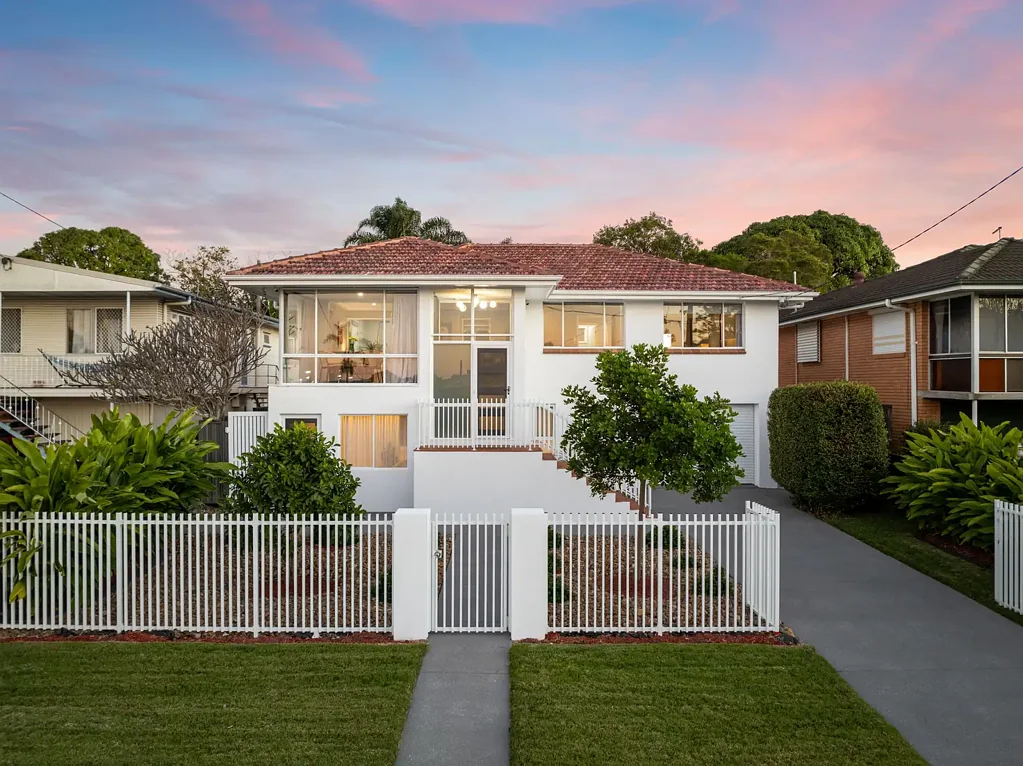 Margate 4chambre Luxury Coastal Living in an Elevated Family Entertainer