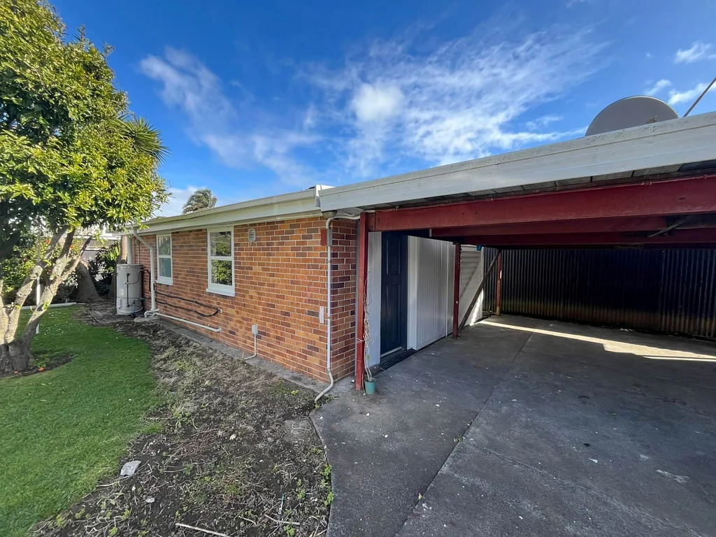 Spacious 1-Bedroom Home – Water & Lawn Care In...