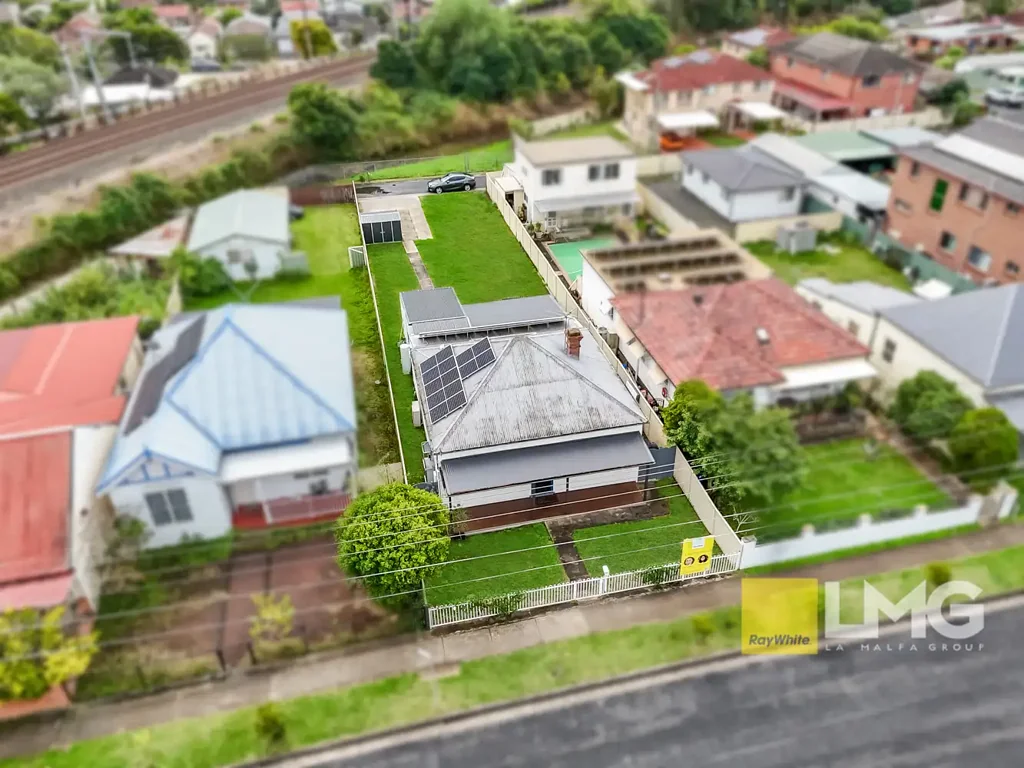 Lidcombe 4 Slaapkamer 4-BEDROOM HOME POSITIONED ON A LARGE PARCEL OF LAND