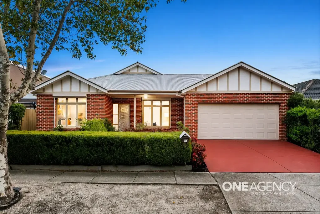 Spacious Family Living with Exceptional Entertaining Appeal Right Near Point Cook Town Centre!