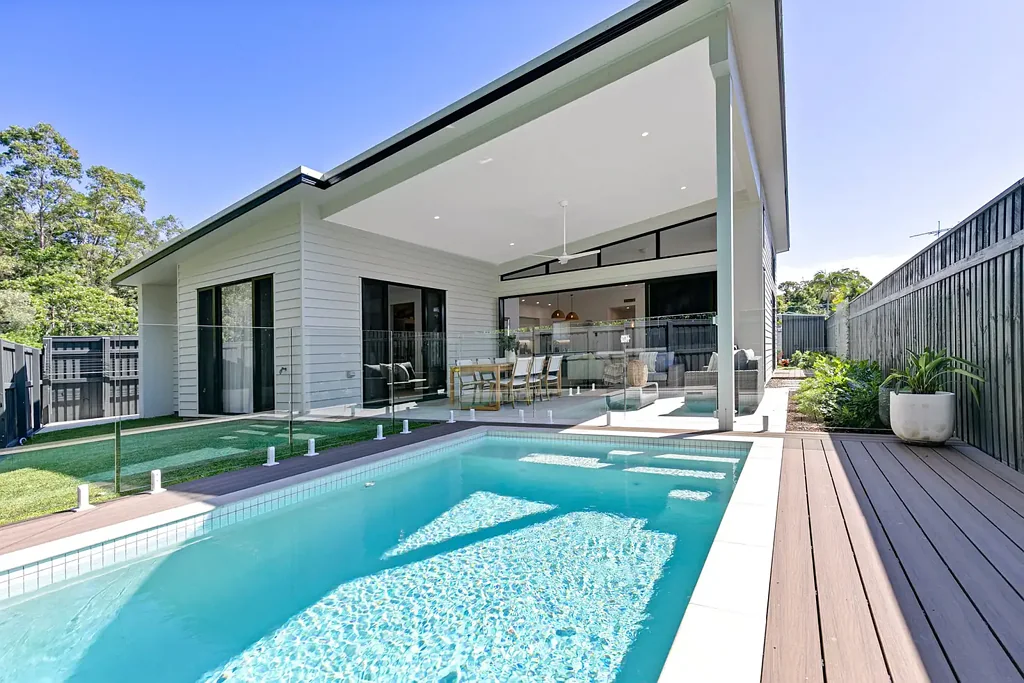 Mooloolaba 4部屋 Modern Elegance Meets Coastal Luxury