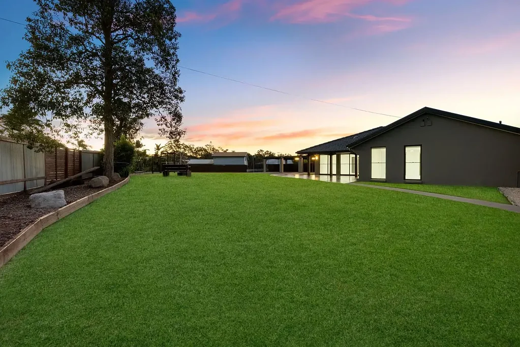 4 Banksia Street, Redland Bay, QLD 4165