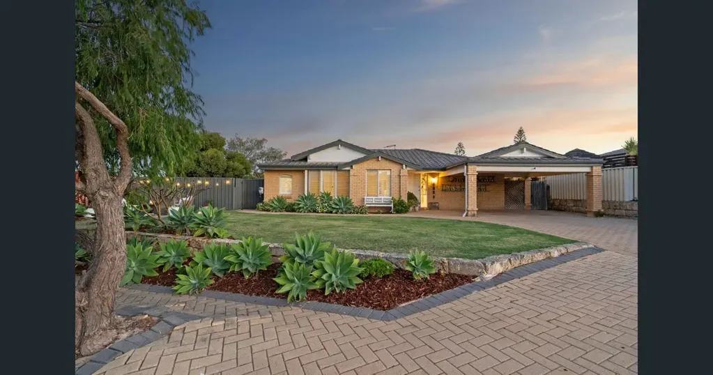 COASTAL FAMILY LIVING IN A PRESTIGIOUS CUL-DE-SAC