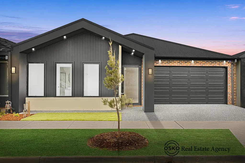 Fraser Rise 4બેડરૂમ 15 WILDCHERRY STREET, FRASER RISE VIC 3336
CUSTOM-BUILT | 4 SPACIOUS BEDROOMS | 7-STAR ENERGY RATING | PREMIUM FINISHES