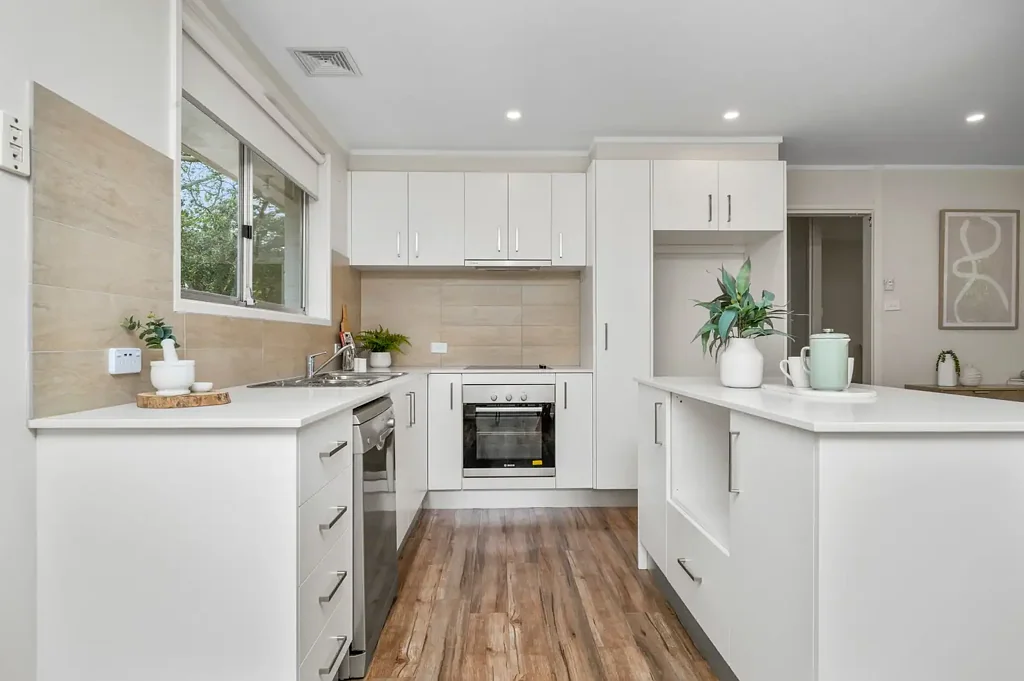 Wanniassa 3房  Renovated Three Bedroom Home - Rental Return $650 per week *