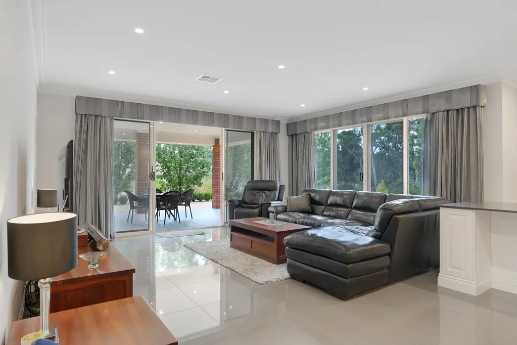 Williamstown 4Zimmer Live Large on Over 1 Acre of Country Charm
