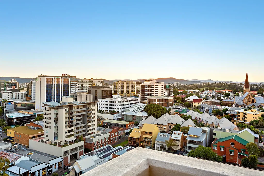 Stunning 17th-Floor Apartment with Exceptional City Views!