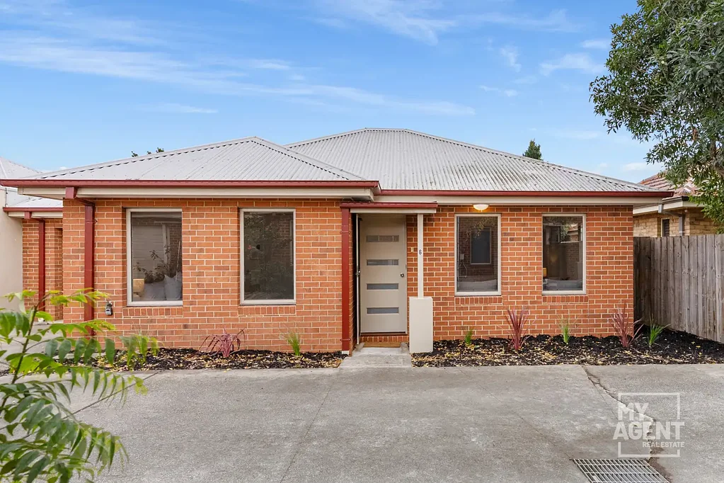 Werribee 3Kwarto **WATCH THE VIDEO TOUR HOSTED BY MATT GILBEE**Fully refreshed double fronted 3 bedroom 2 bathroom home