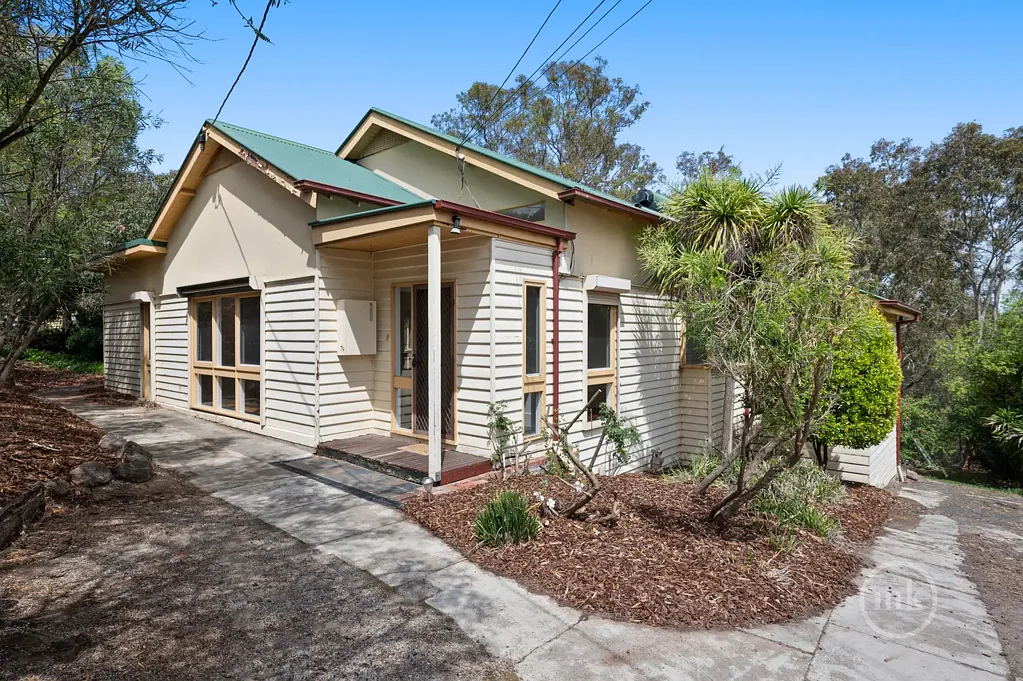 Eltham 4部屋 Spacious 4 Bedroom Home On 2652sqm (approx.) In Central Eltham