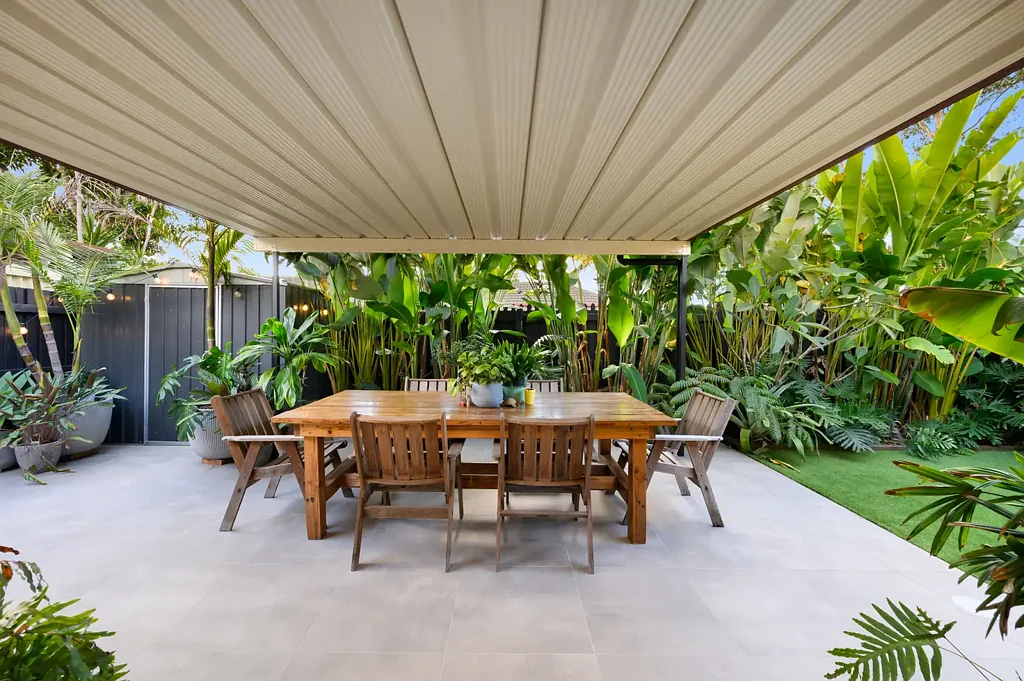 Coombabah 2 Bedroom Immaculately Kept, Single-Level Living - No Work Needed, Just Move In & Enjoy!