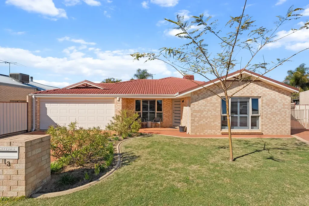 Baldivis 4Zimmer SPACIOUS HOME - DUAL DRIVEWAYS, WORKSHOP & SIDE ACCESS