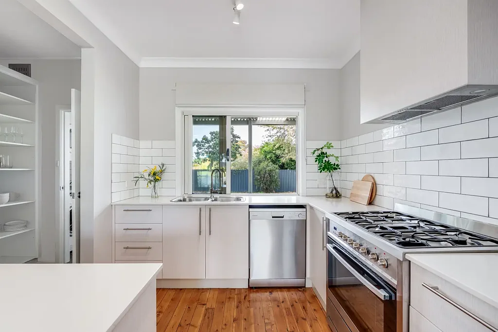 Fully Furnished Lifestyle Retreat Opposite Jelbart Park