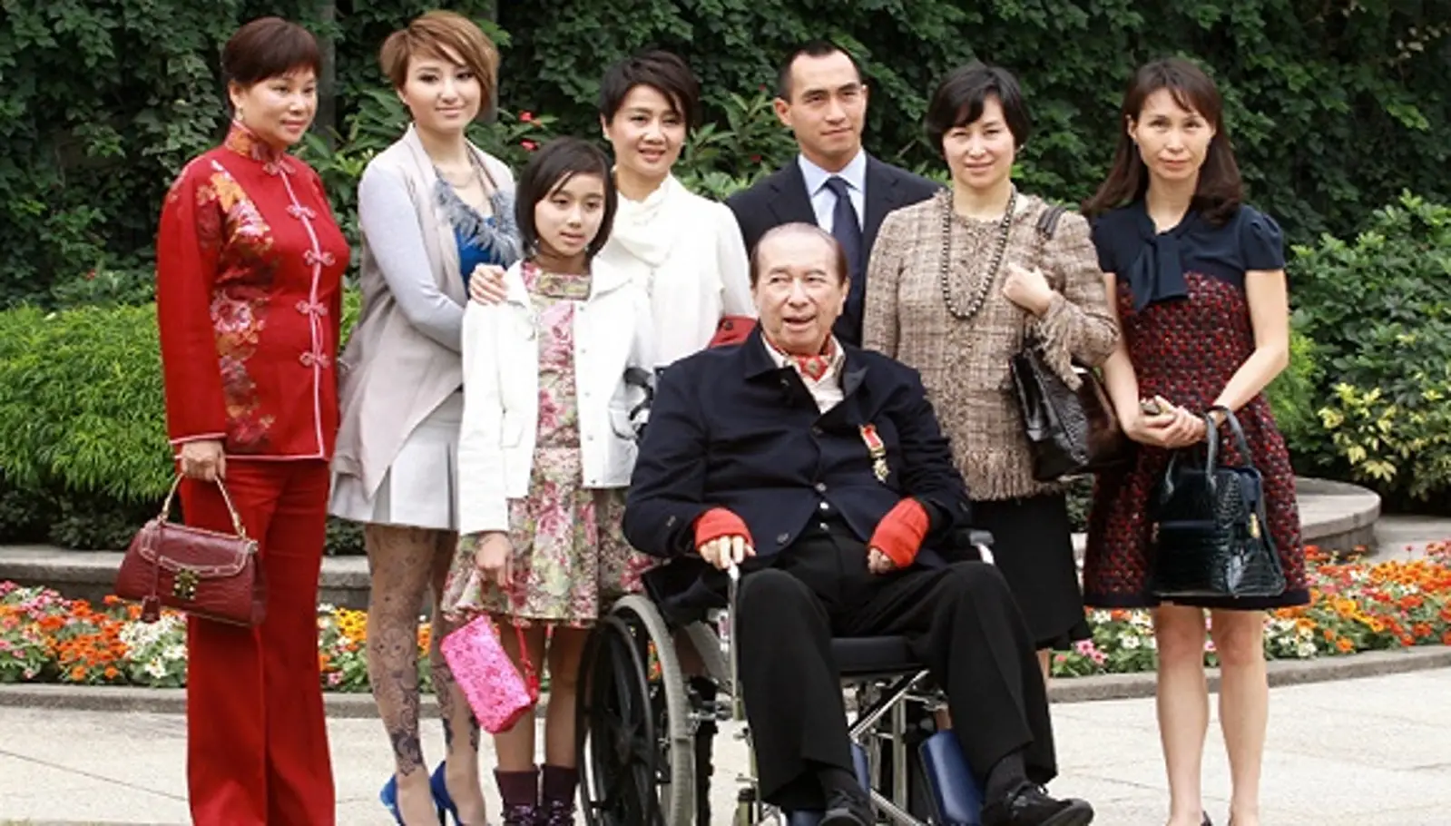 “赌王”何鸿燊一生娶四房育十七杰，晚年因财产两次状告妻女