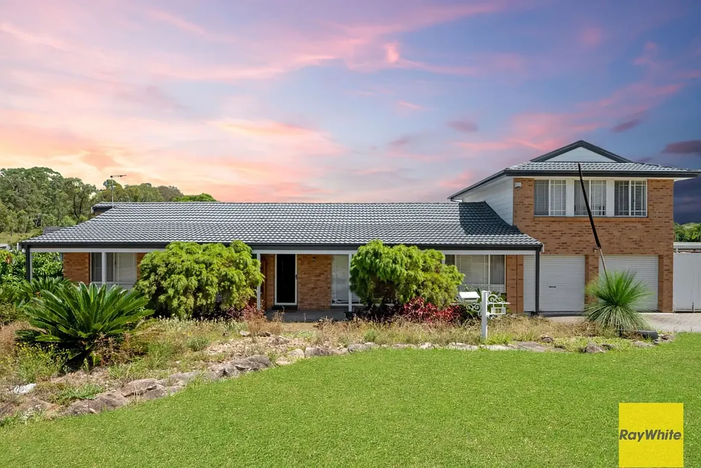 Eagle Vale 5 Bedroom Step into An Entertainer's / Family Home Dream!