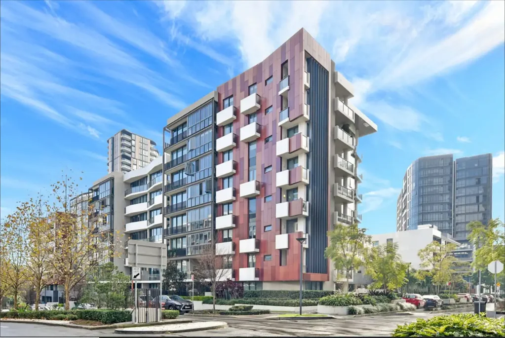 Unfurnished One Bedroom apartment with only meters away from the Bennelong Bridge which links both Wentworth Point and Rhodes together.
