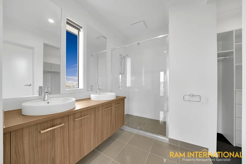 Close to Rockbank Train Station, Bacchus Marsh Grammar School & More