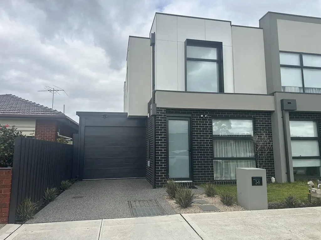 Modern 3-Bedroom Townhouse with Luxury Finishes in Prime Avondale Heights Location