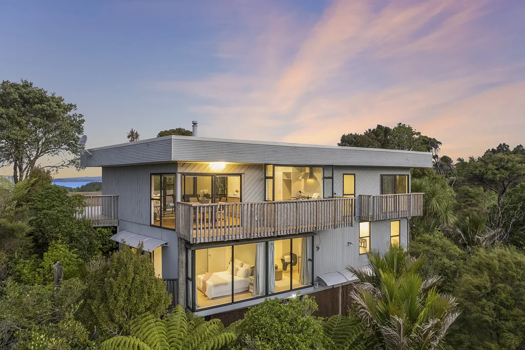 12 Victory Road, Laingholm, Waitakere City, Auckland