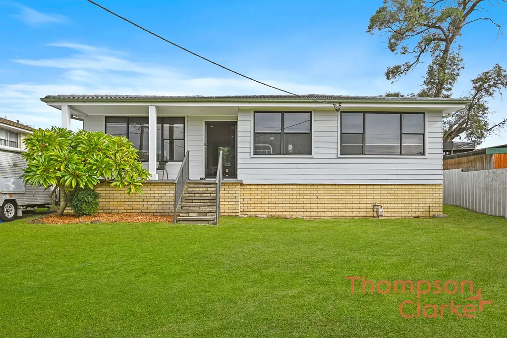 East Maitland 3Phòng ngủ Fully Renovated Home with Side Access in a Highly Convenient Location