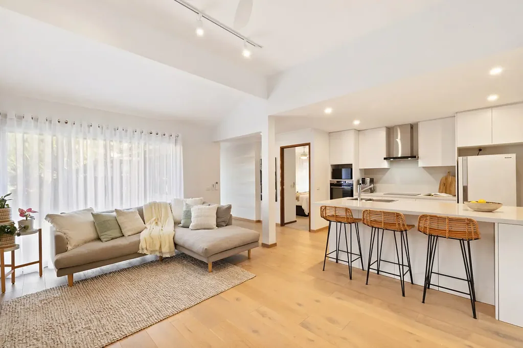 Dee Why 3Moenga Renovated Coastal Retreat with North-Facing Backyard