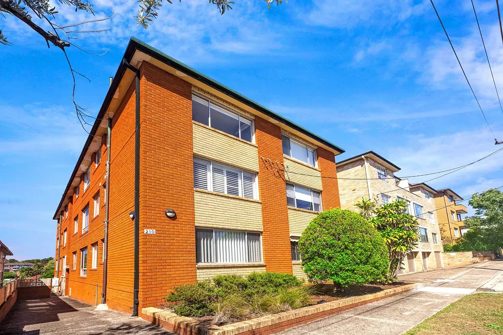 Sun-Filled Ground Floor Apartment Moments from Coogee Beach