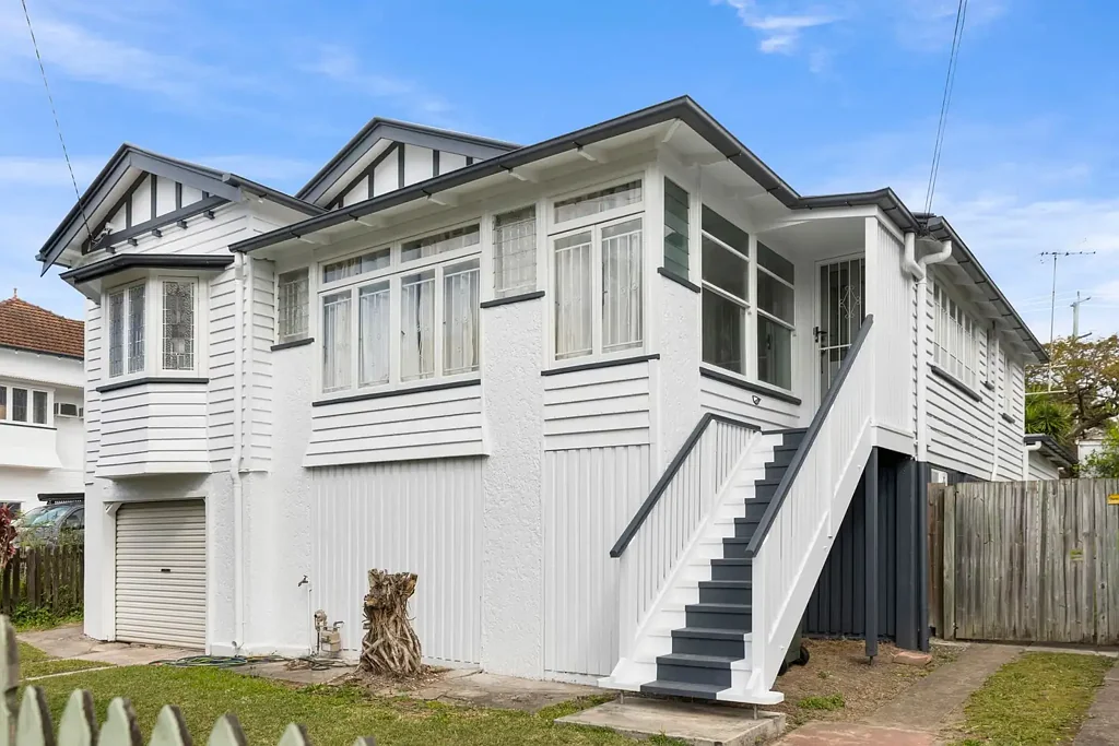 This Well Presented Hi-Set Queenslander is located within the Eagle Junction School Catchment and walking distance to public transport.