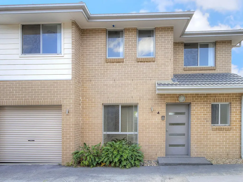 Spacious and modern 3-Bedroom Townhouse with easy access to shops and transport