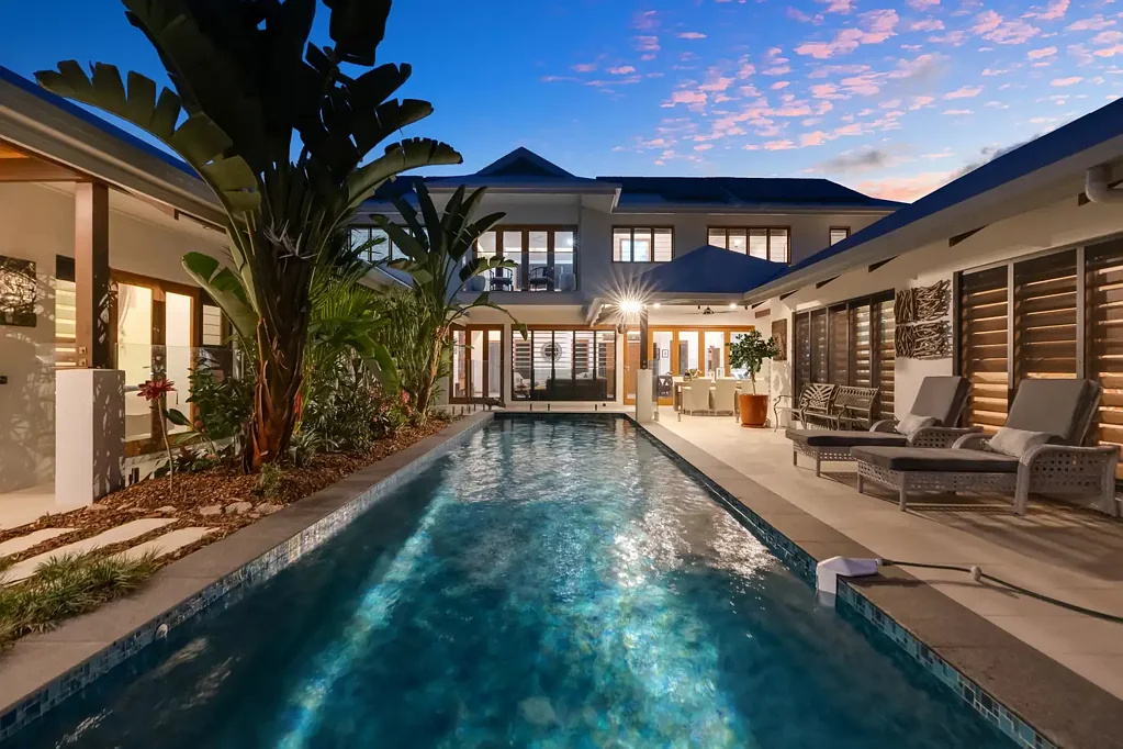 Trinity Beach 5Zimmer Five Bedroom Luxury Waterfront Oasis with Spa, Designer Pool and Lagoon Views