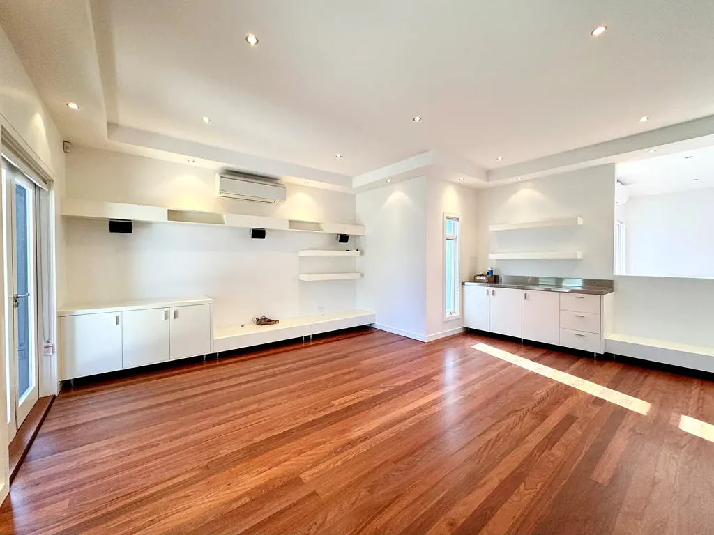 Live By The Bay ( Fully Renovated )