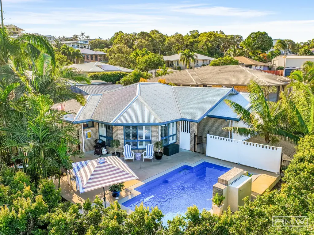 Coastal Retreat in Prime Rosslyn Location