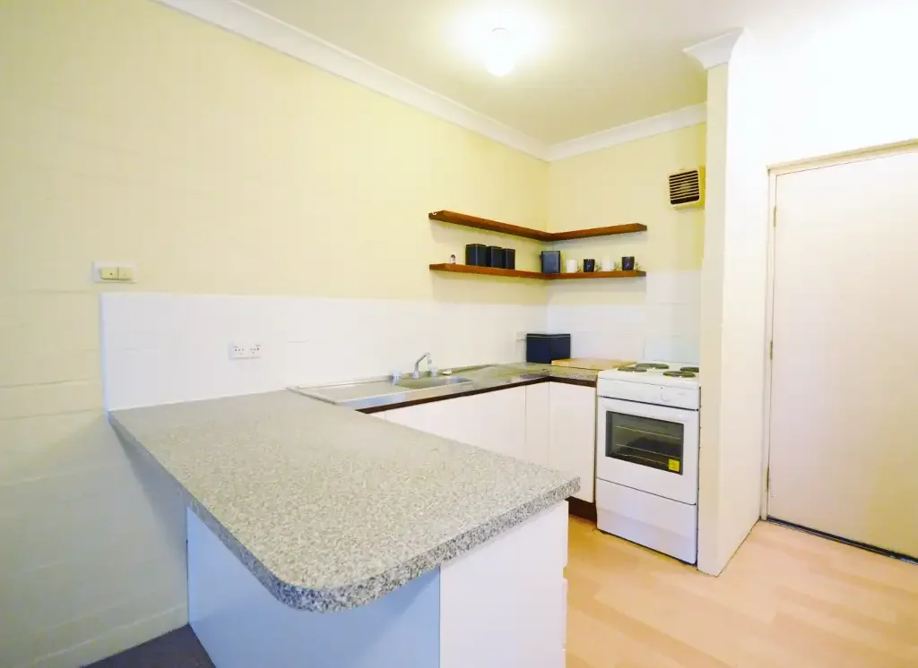 VIBRANT APARTMENT IN THE HEART OF VIC PARK!