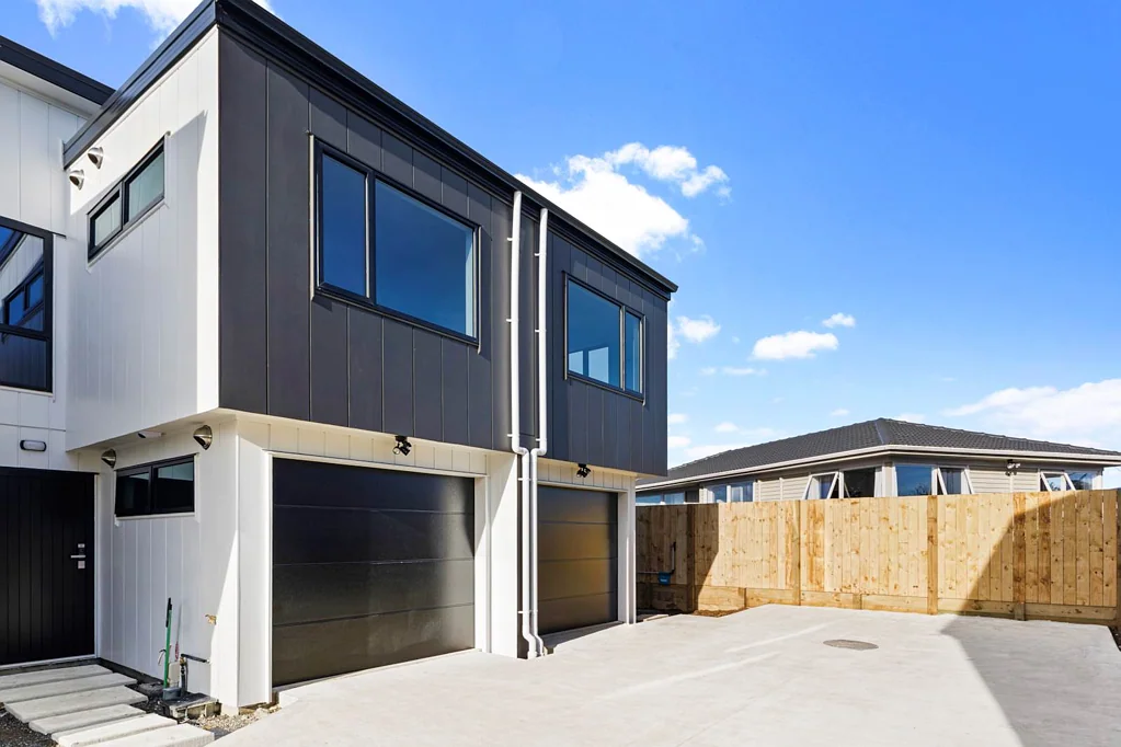 Mangere 3房  Premium Unit  Bigger Land  Road Frontage