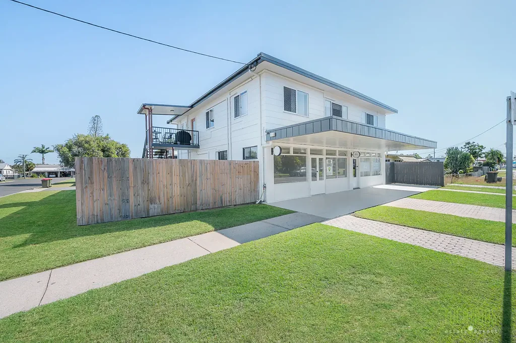 West Gladstone 4部屋 FULLY RENOVATED CBD MIXED USE FREEHOLD