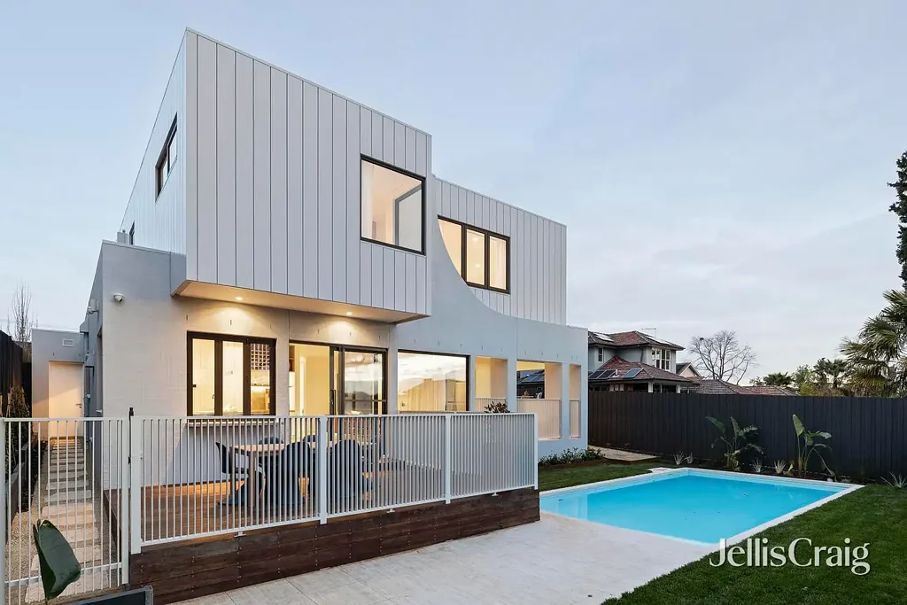 Ivanhoe East 4房 豪华建筑力作 现代永恒魅力 底楼客人套房 加热游泳池 高天花板 管道冷暖 便捷双车库 近Yarra Flats A New Benchmark in Luxury Living