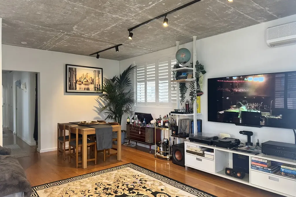 Fully Furnished Recently Renovated Apartment With Wrap Around Balcony