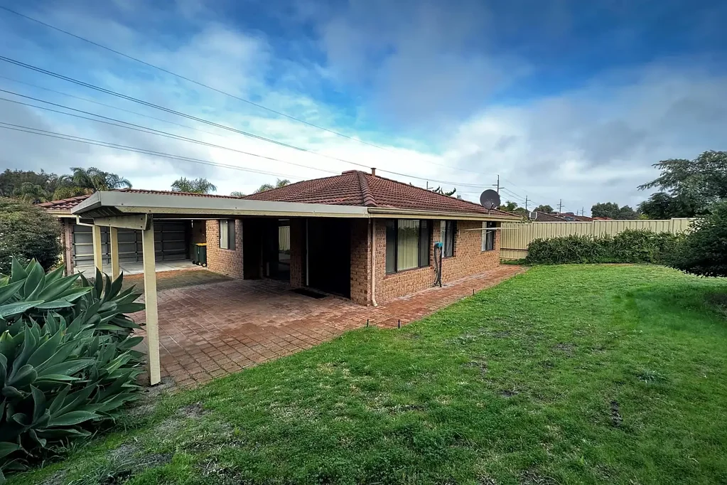 SPACIOUS FAMILY HOME SURROUNDED BY AMENITIES
HOME OPEN SATURDAY 18 JULY AT 1.15PM SHARP!