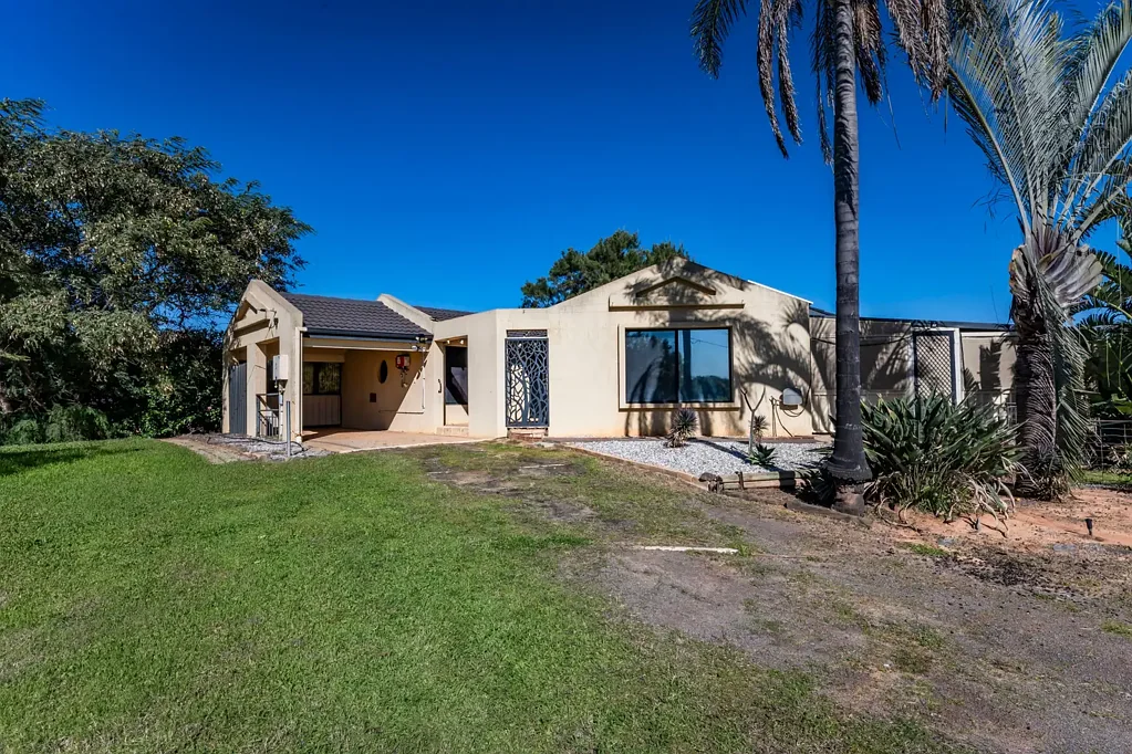Utakarra 3 Bedroom Tuscan-Style Charm on Expansive 4925 SQM Block